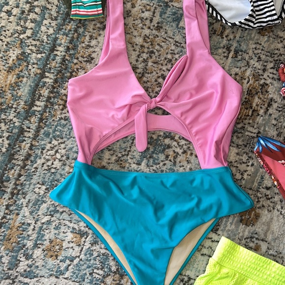 Bathing suit bundle/ lot - Picture 2 of 6